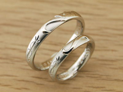 イニシャルと鈴蘭の彫刻結婚指輪