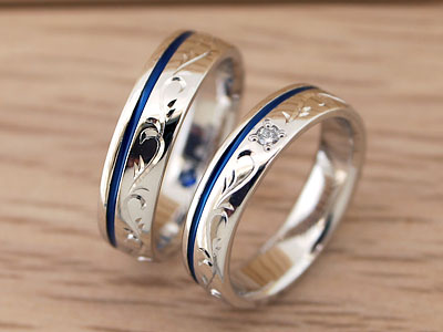 ブルーラインと彫刻の結婚指輪