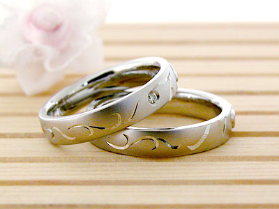 イニシャルとクローバー結婚指輪
