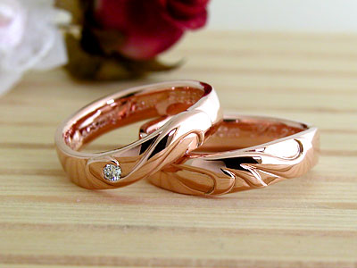 イニシャルをピンクゴールド素材の結婚指輪