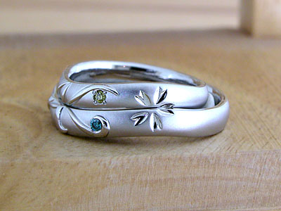 イニシャルとカラーダイヤの結婚指輪