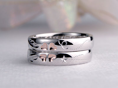 ピンククローバーに舞う蝶々結婚指輪
