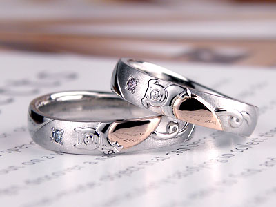 ハートを抱えた結婚指輪