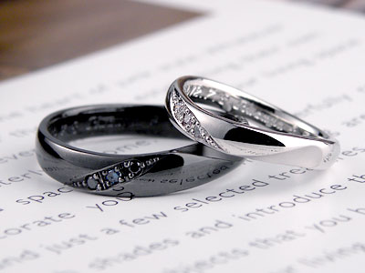 白と黒のダンス結婚指輪
