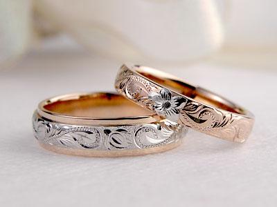 プラチナの花が浮き出た結婚指輪