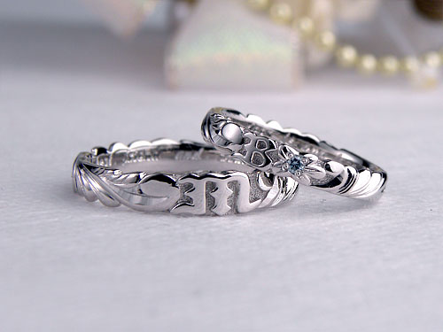 模様の浮き上がったハワイアン結婚指輪