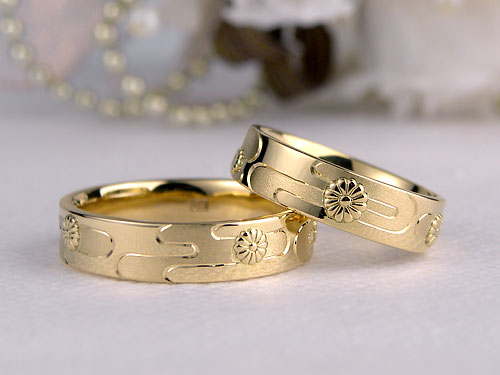 和風の菊と川の結婚指輪