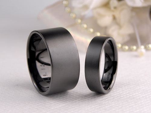 真っ黒のブラックコート結婚指輪