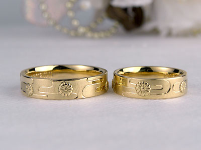 イエローゴールドの菊の結婚指輪
