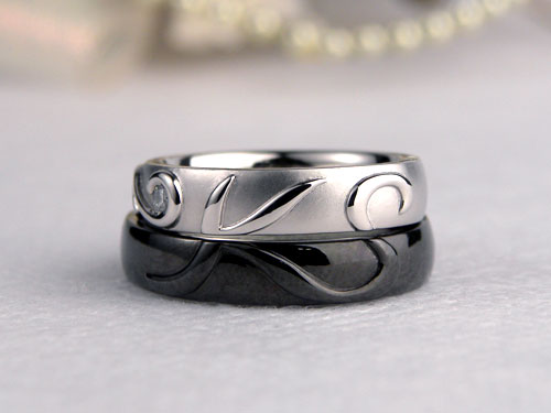 イニシャルが浮かぶブラック結婚指輪
