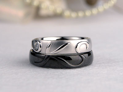 イニシャルが浮かぶ猫とブラックコートの結婚指輪