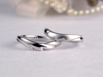 羽の模様の結婚指輪