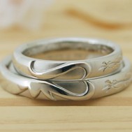 イニシャルと鈴蘭の彫刻結婚指輪
