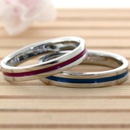 青と赤のラインの結婚指輪