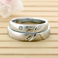 イニシャルKと羽の結婚指輪