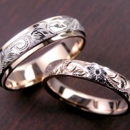 浮き出たハイビスカスの結婚指輪