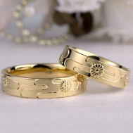 菊の花と川の結婚指輪