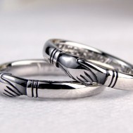 握手の結婚指輪