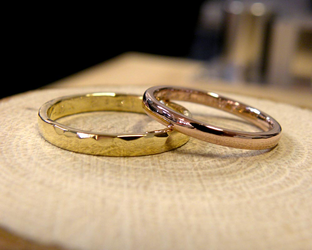 槌目とシンプルのゴールド手作り結婚指輪